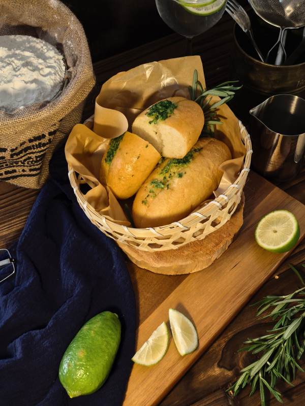 新鲜出炉的蒜香面包篮图片