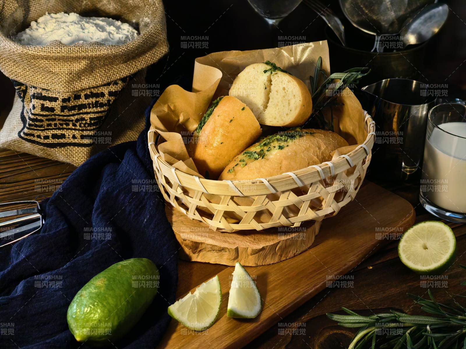 新鲜蒜香面包与迭迭香图片