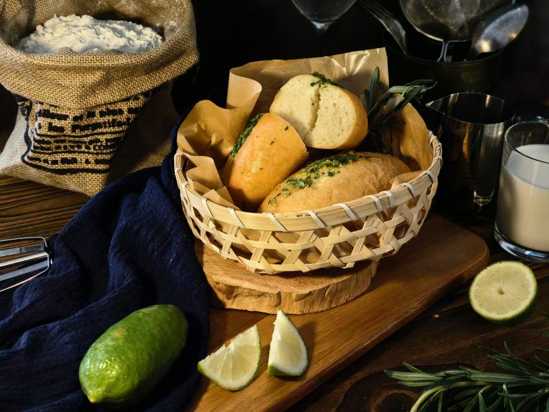 新鲜蒜香面包与迭迭香图片