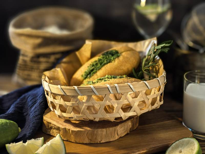 竹篮蒜香包配迭迭香与柠檬图片