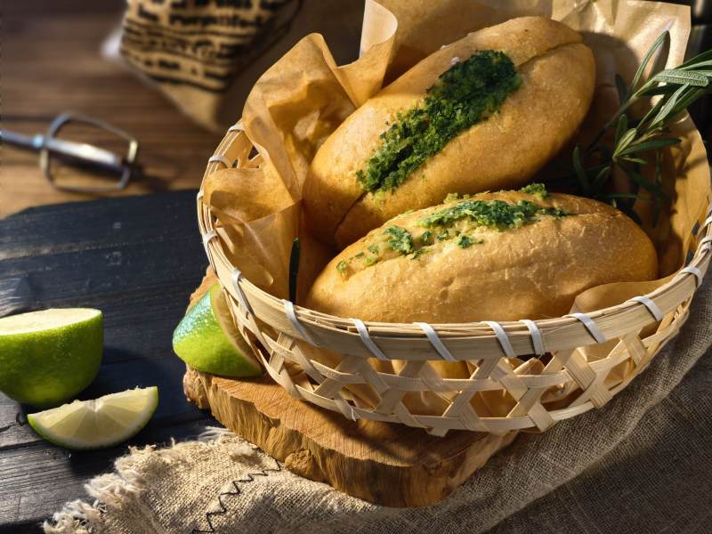 蒜香面包篮装特写图片