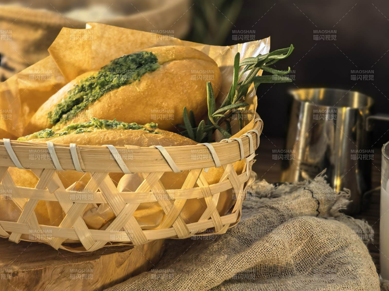 篮中蒜香面包与金属杯图片
