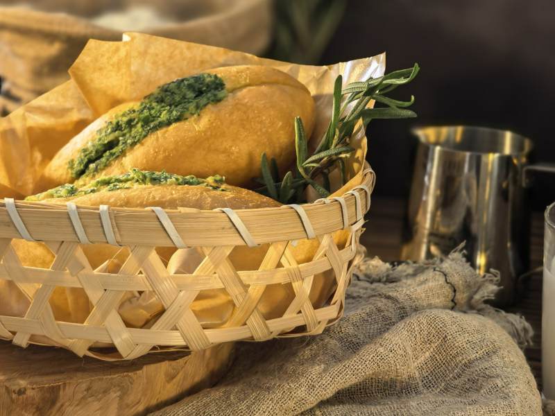 篮中蒜香面包与金属杯图片