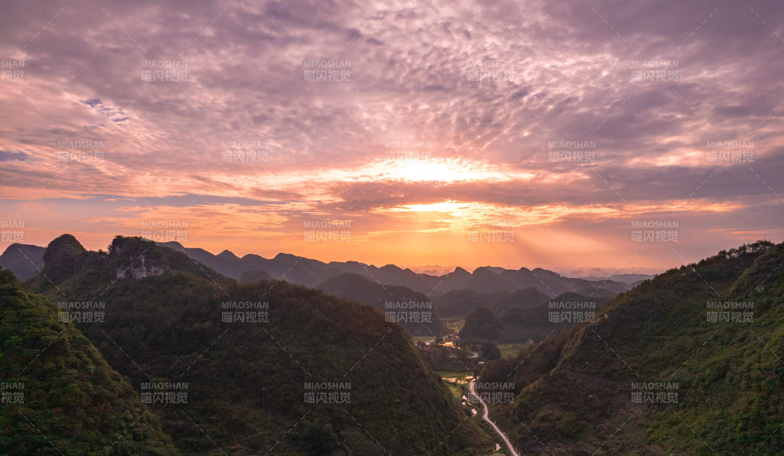 山间日落 云霞映照。图片