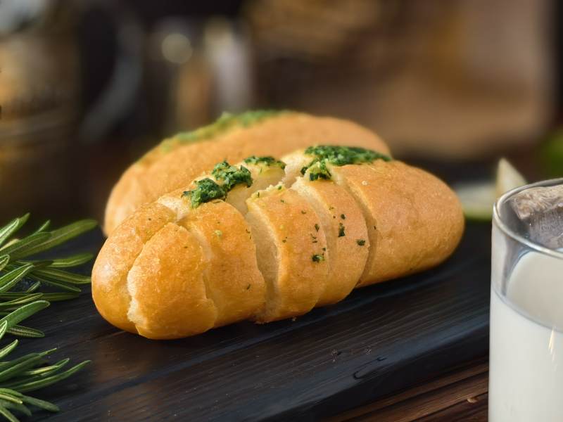 香草蒜香面包配牛奶图片