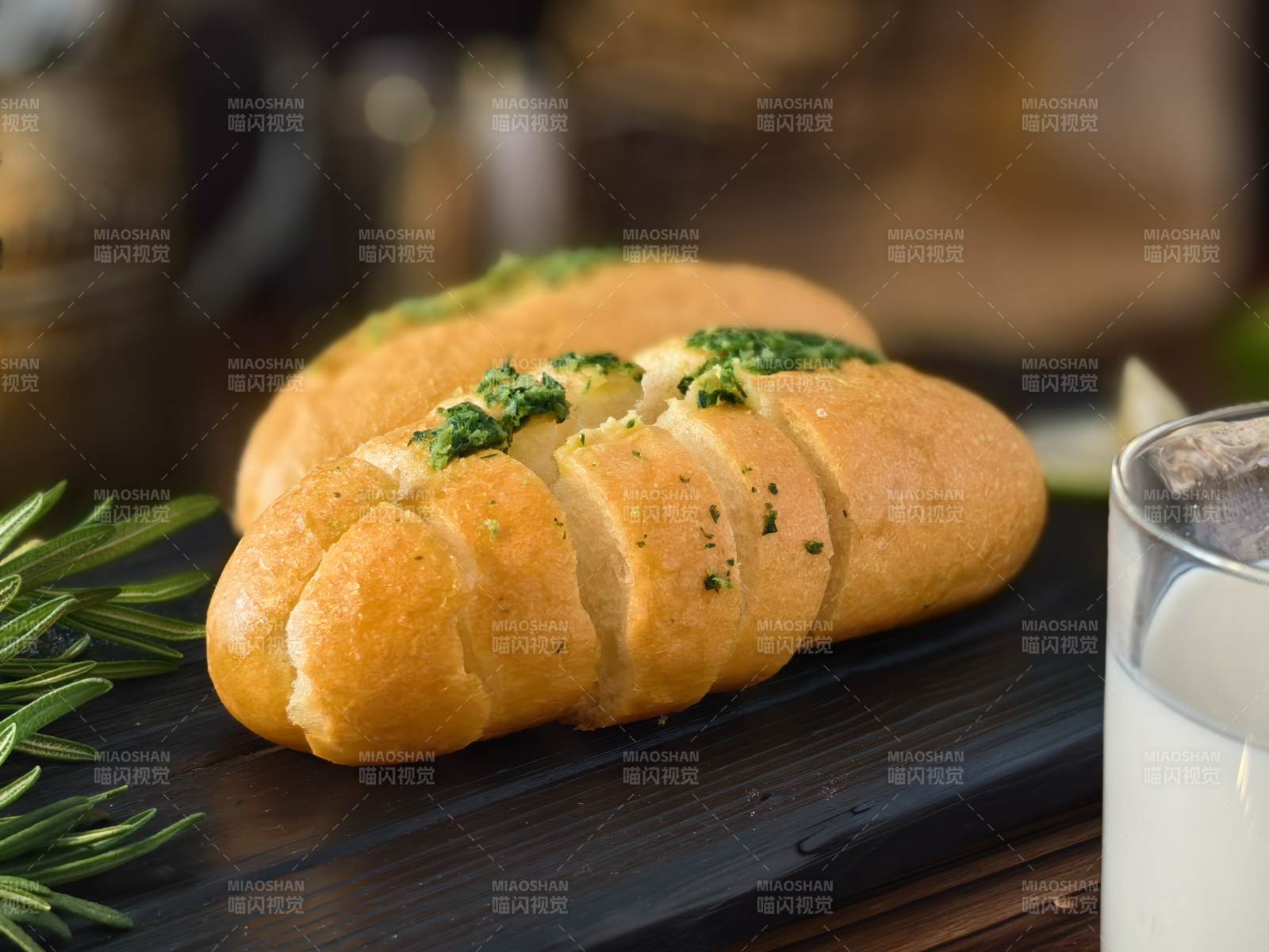 香草蒜香面包配牛奶图片