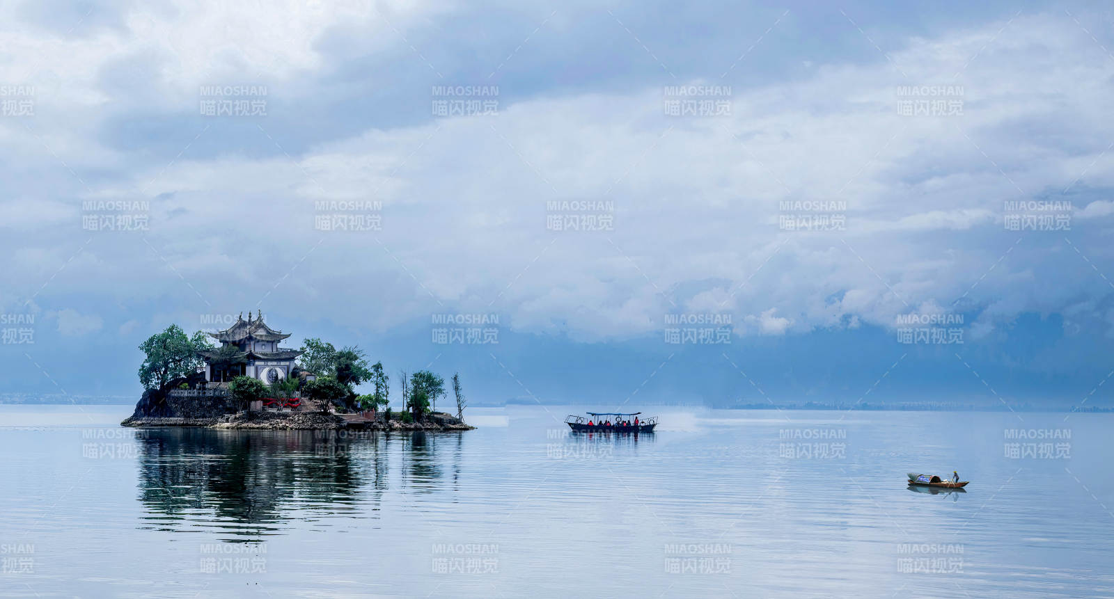 湖心小岛 云影悠悠（大理风光）图片