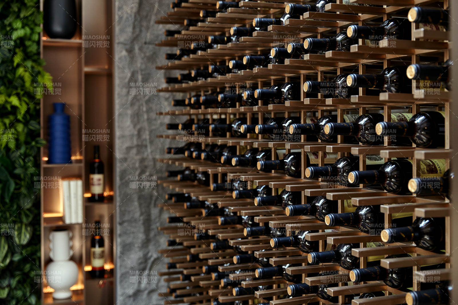 酒窖中的整齐酒瓶陈列图片