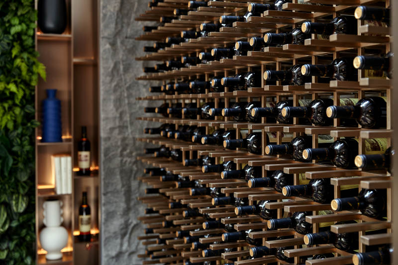 酒窖中的整齐酒瓶陈列图片