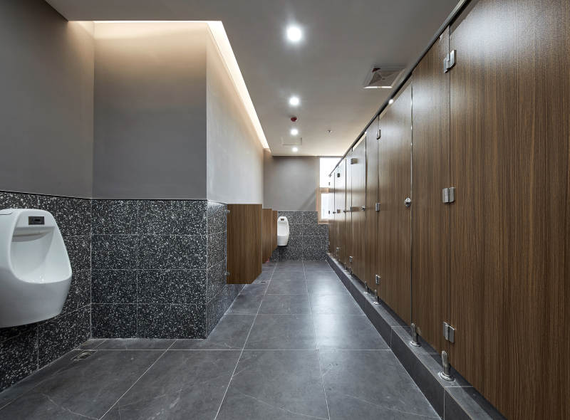 现代简约公共卫生间设计图片