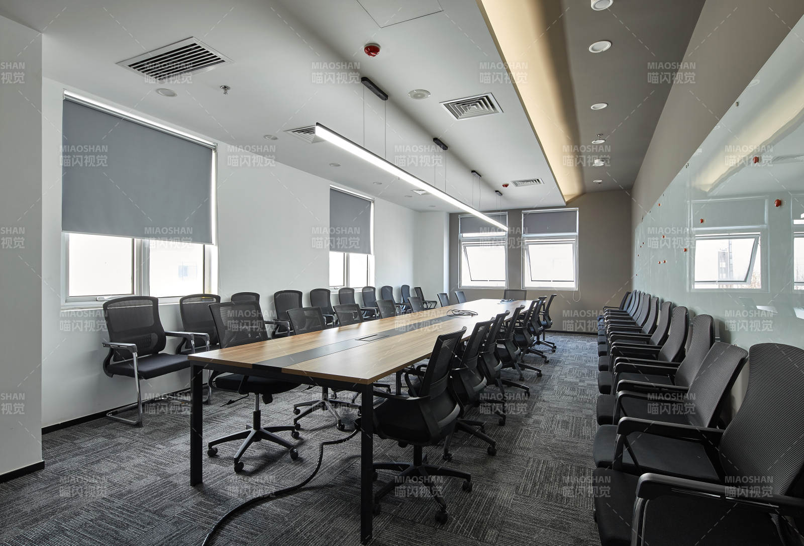 现代会议室布局设计图片