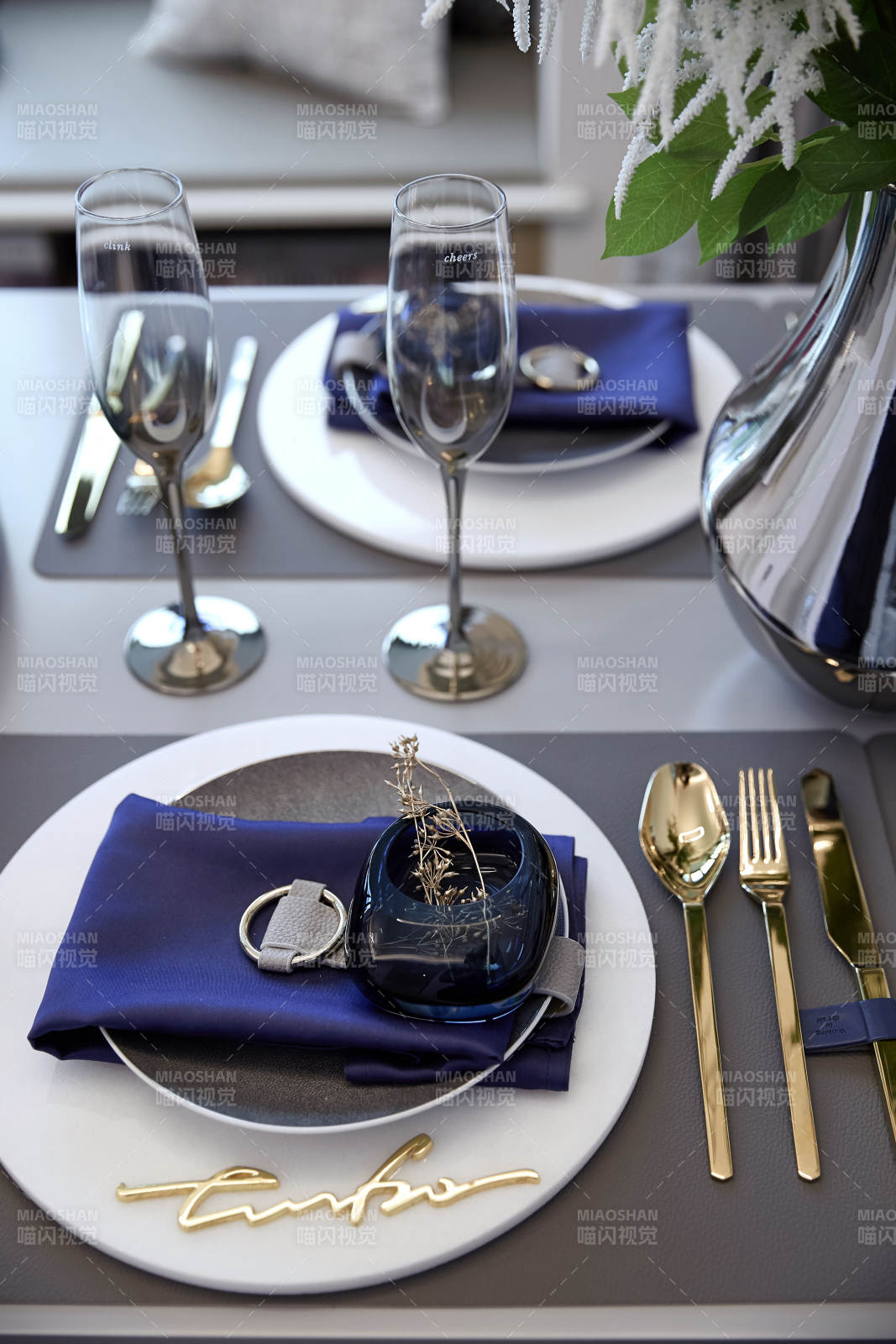 优雅餐桌布置 金色点缀图片