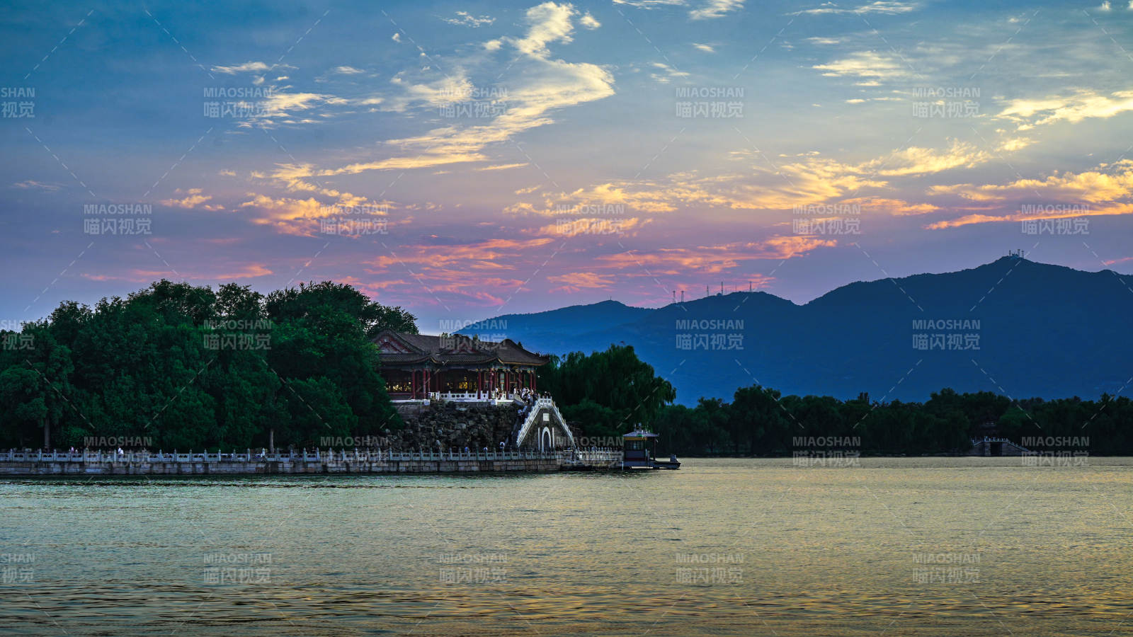 湖畔夕阳 山影朦胧图片