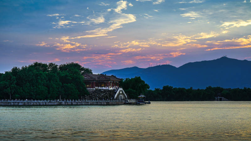 湖畔夕阳 山影朦胧图片