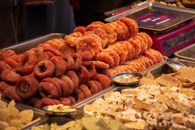 市场上的美味干果与糕点图片