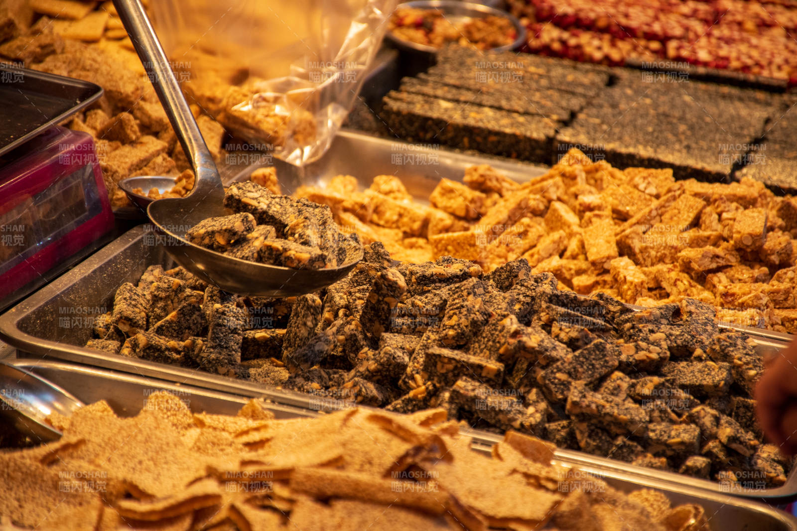 传统糕点展示柜图片