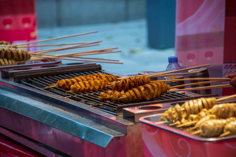 街头烤面筋美食特写图片