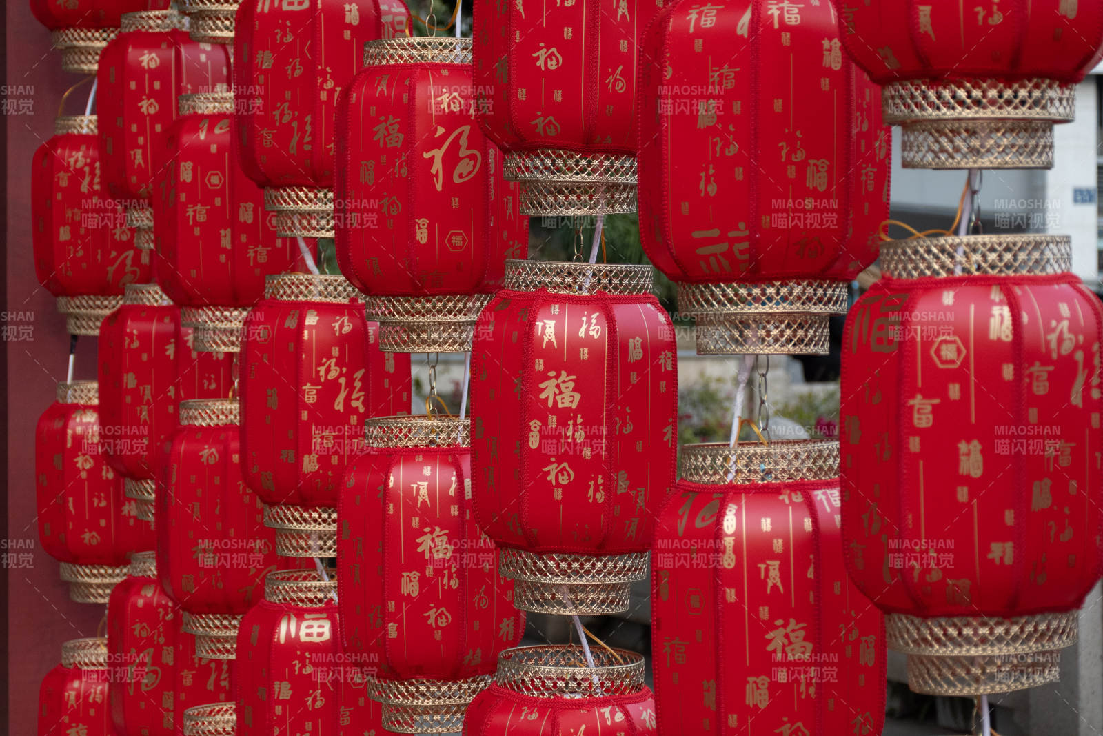 红灯笼迎新春 福字高挂图片