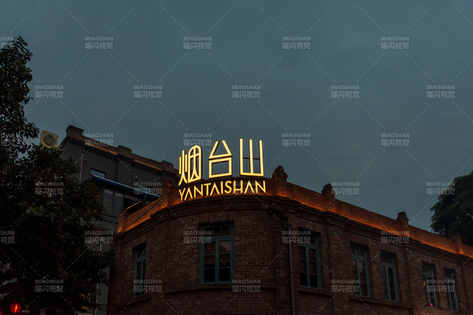 烟台山夜景建筑灯光照耀图片