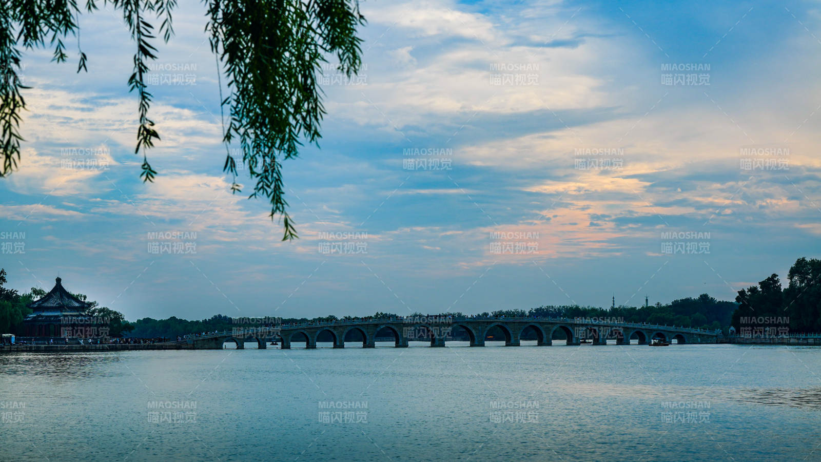 湖畔长桥--颐和园十七孔桥图片