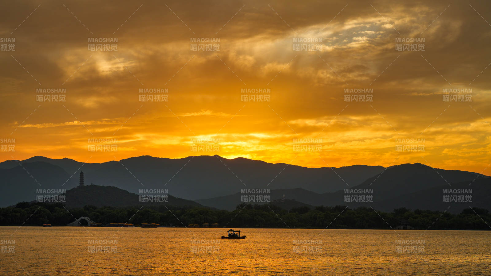 颐和园夕阳下的湖山静谧景致图片
