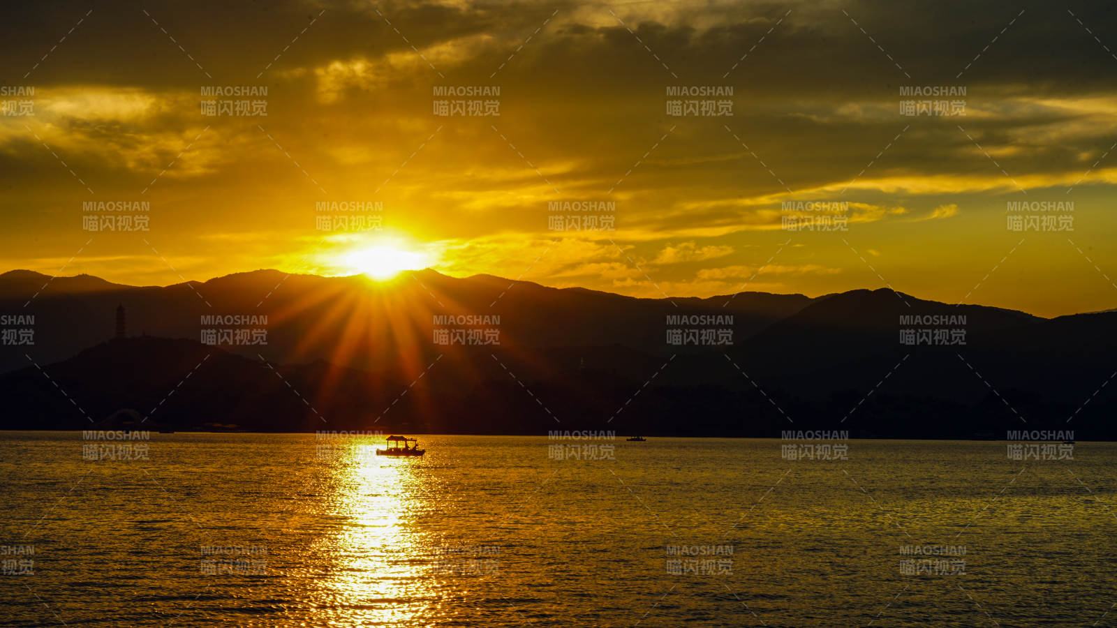 夕阳映照湖面山影图片