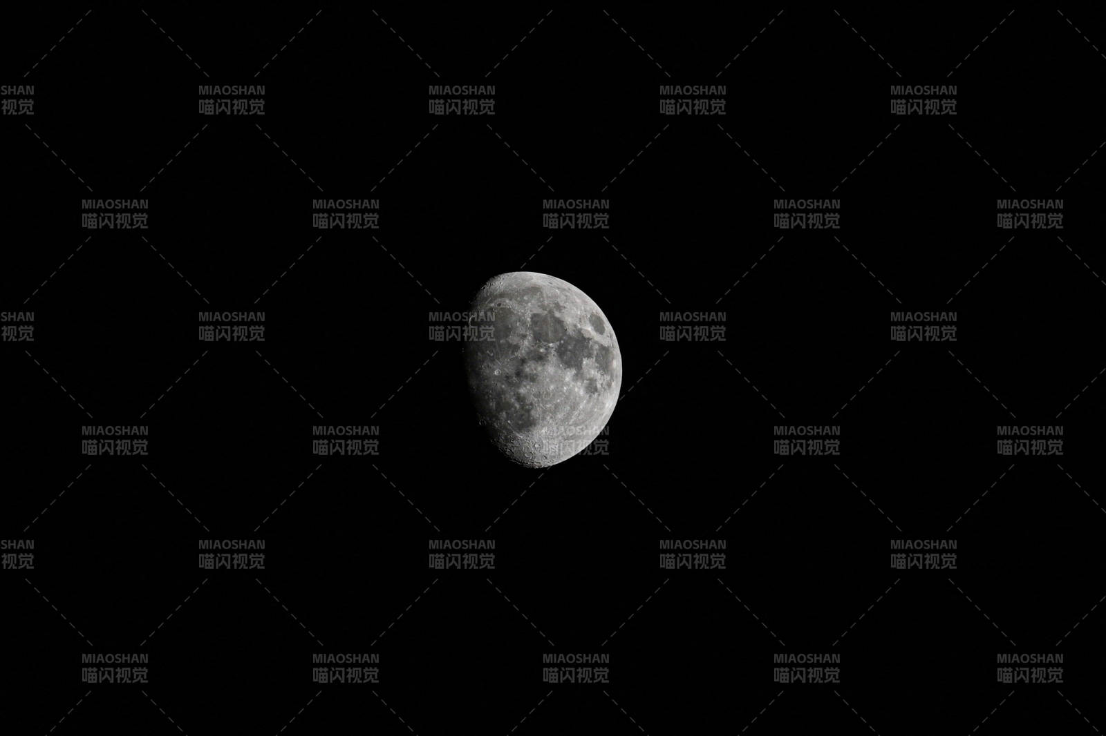 夜空中的半轮明月图片