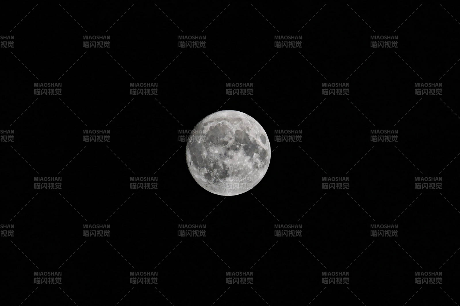 夜空中的满月图片