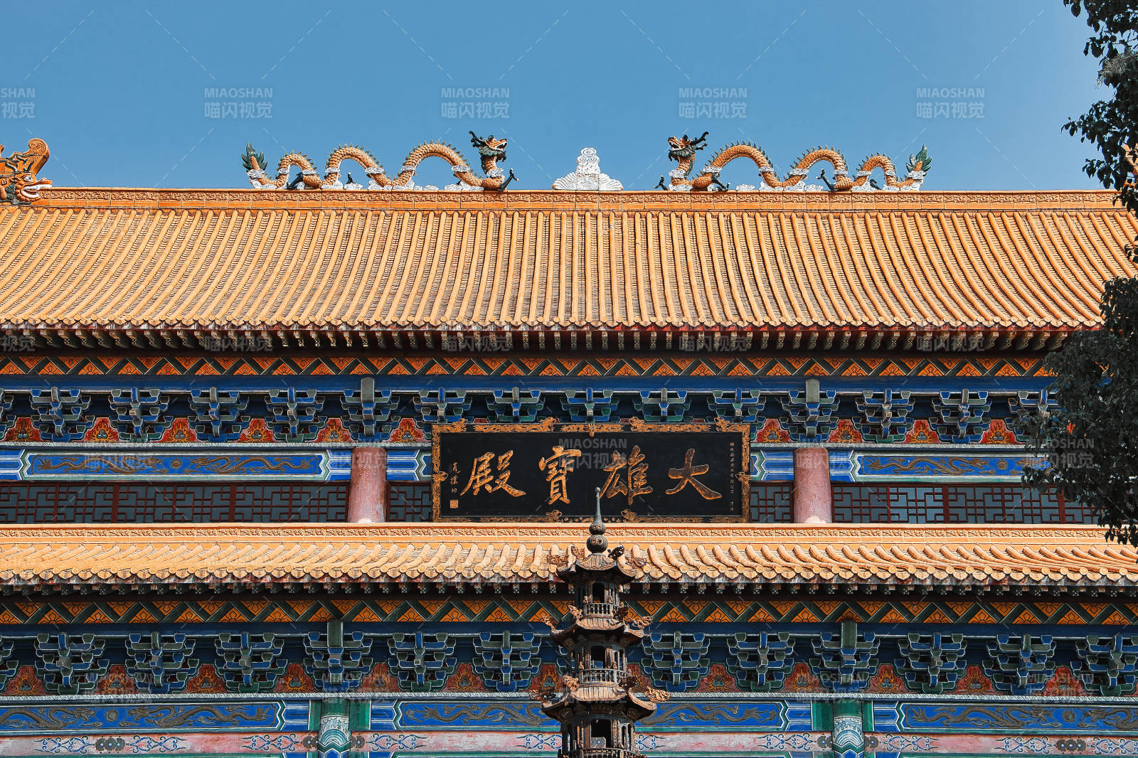 龙泉山大雄宝殿金碧辉煌建筑图片