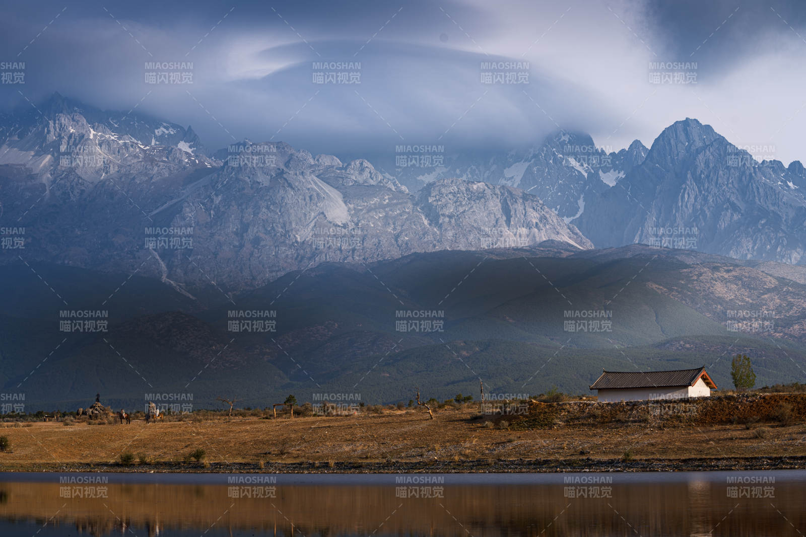 玉龙雪山下的宁静村落图片