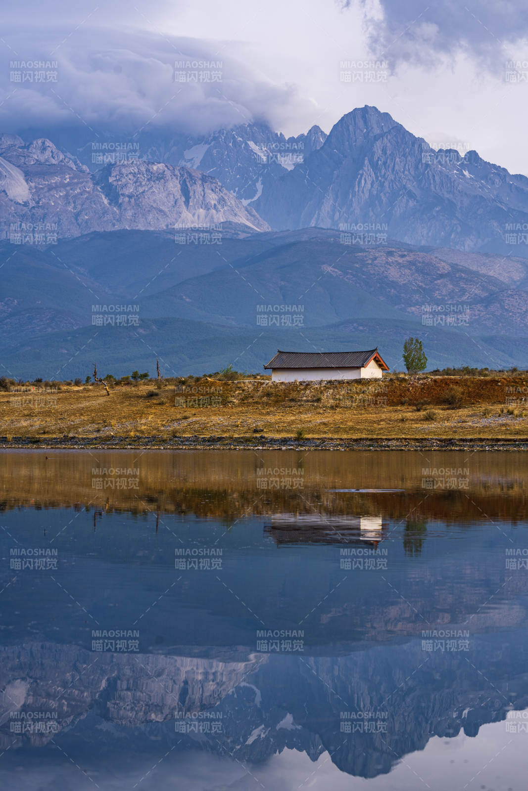 丽江玉龙雪山倒影 静谧湖畔小屋图片