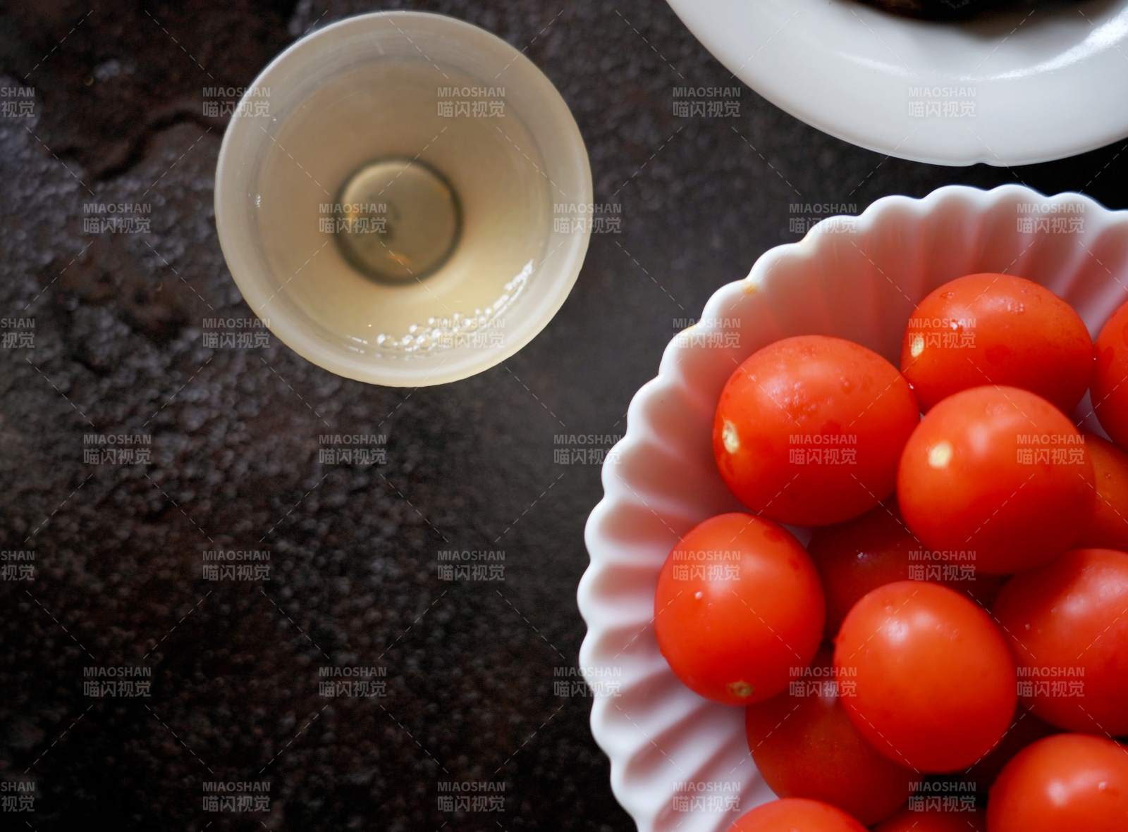 樱桃番茄与小碗特写图片