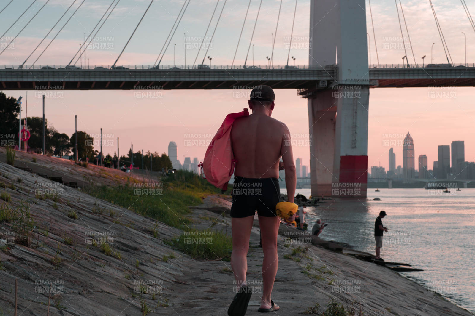 江边漫步 夕阳下的身影图片