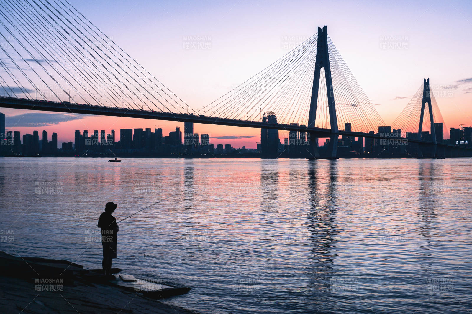 夕阳下的桥与垂钓者（武汉江滩公园）图片