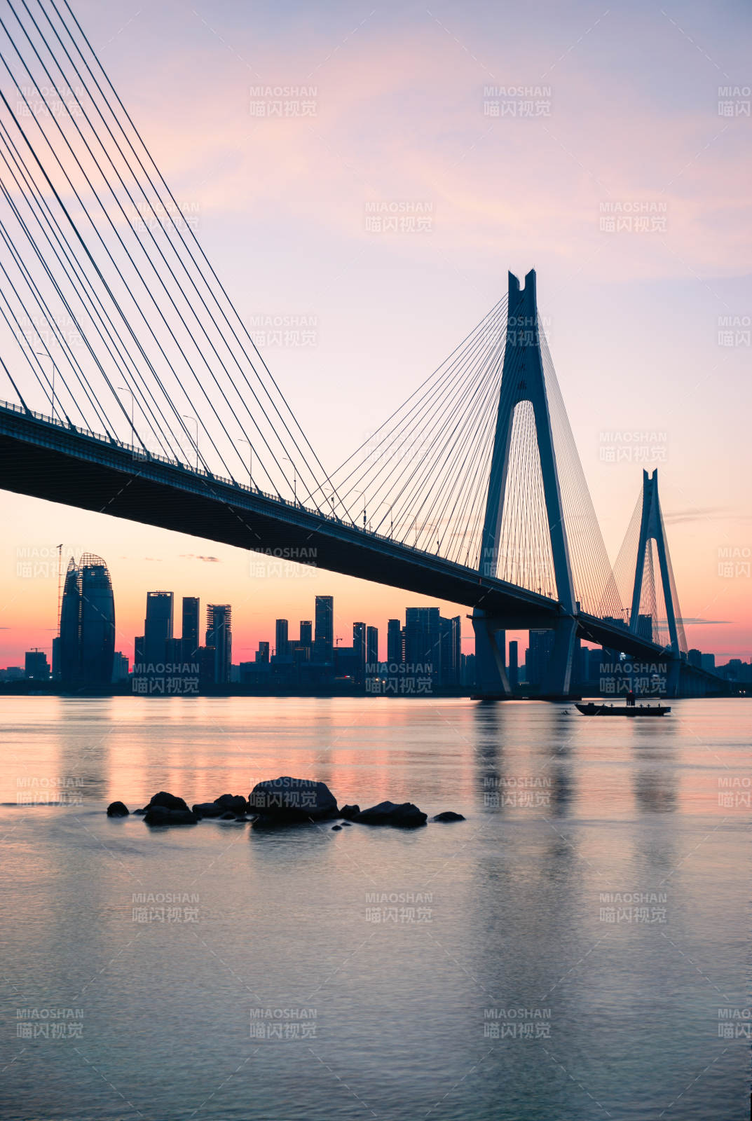 城市黄昏 桥影映水，武汉青山江滩图片