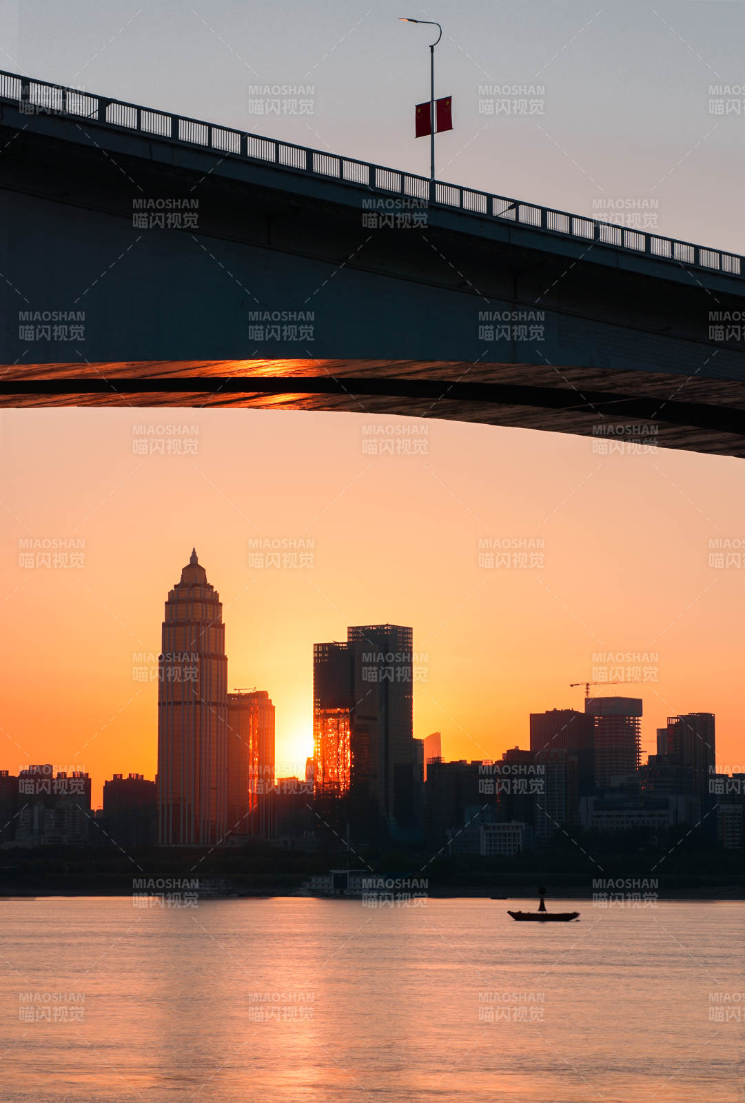 夕阳下的城市剪影武汉长江二桥图片