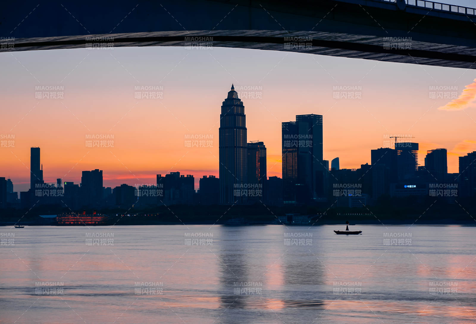 城市剪影 黄昏下的天际线武汉长江二桥下图片