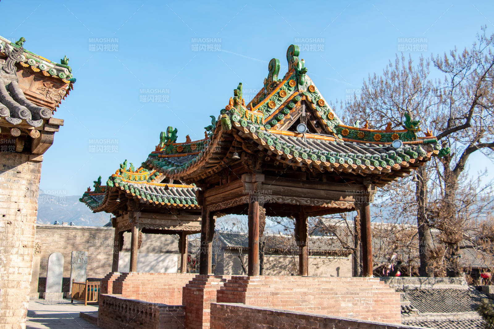 王家大院古建筑群的精美屋檐图片