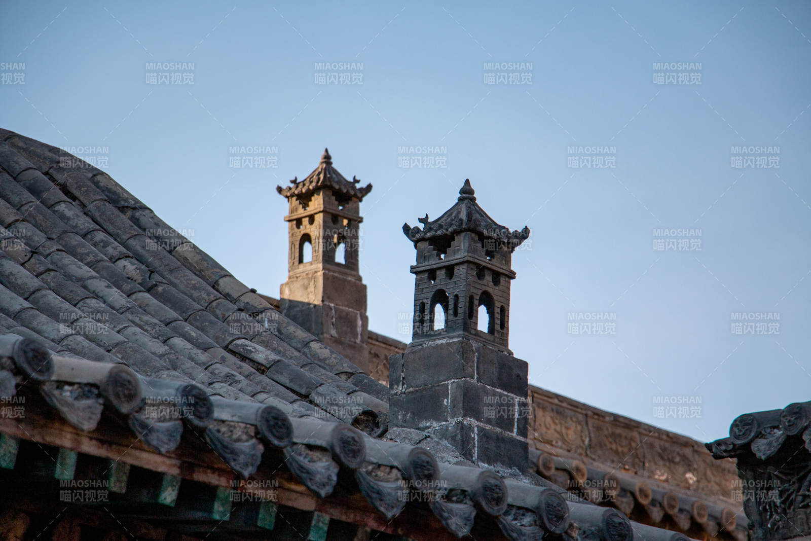 古建筑屋顶与塔楼图片