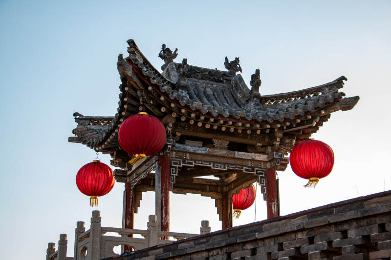 王家大院古建筑与红灯笼的和谐美图片