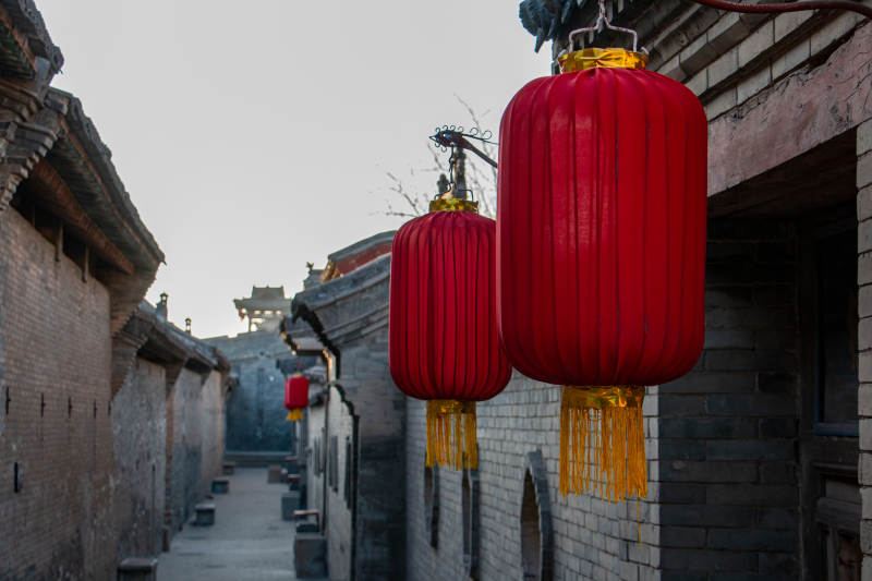 王家大院古巷红灯映旧墙图片