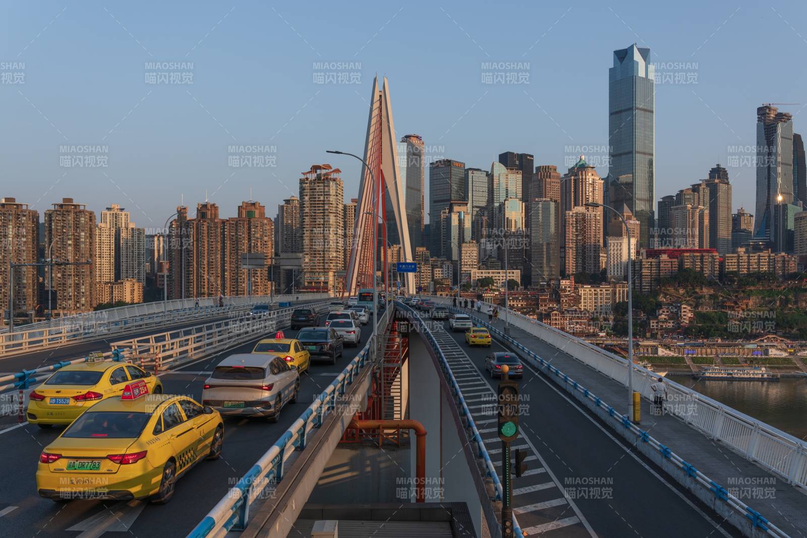 重庆千厮门大桥与高楼群景图片