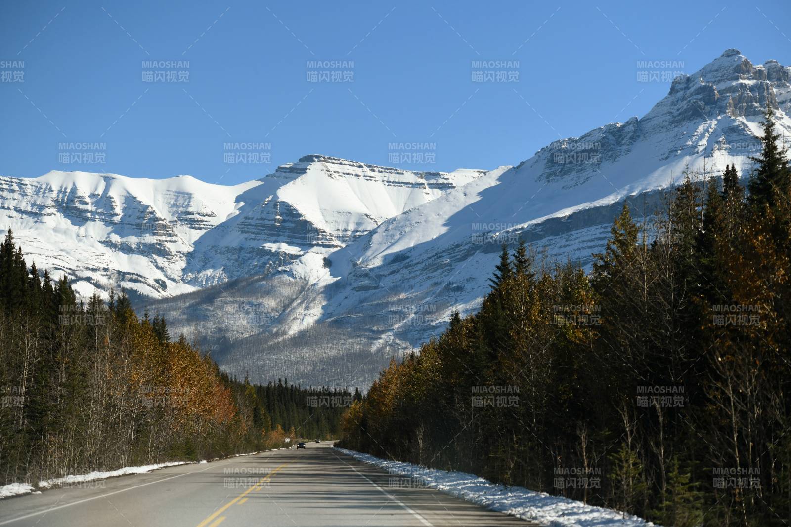 加拿大雪山公路秋景图图片
