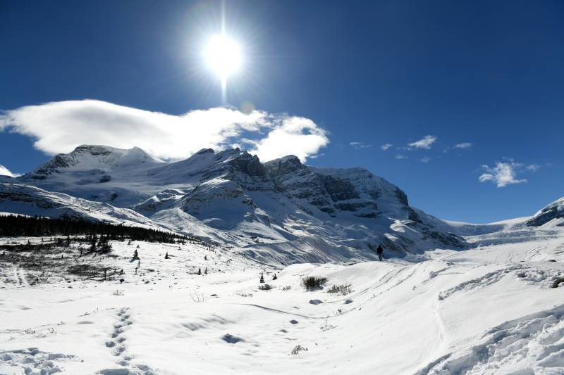 加拿大雪山晴空 阳光明媚图片