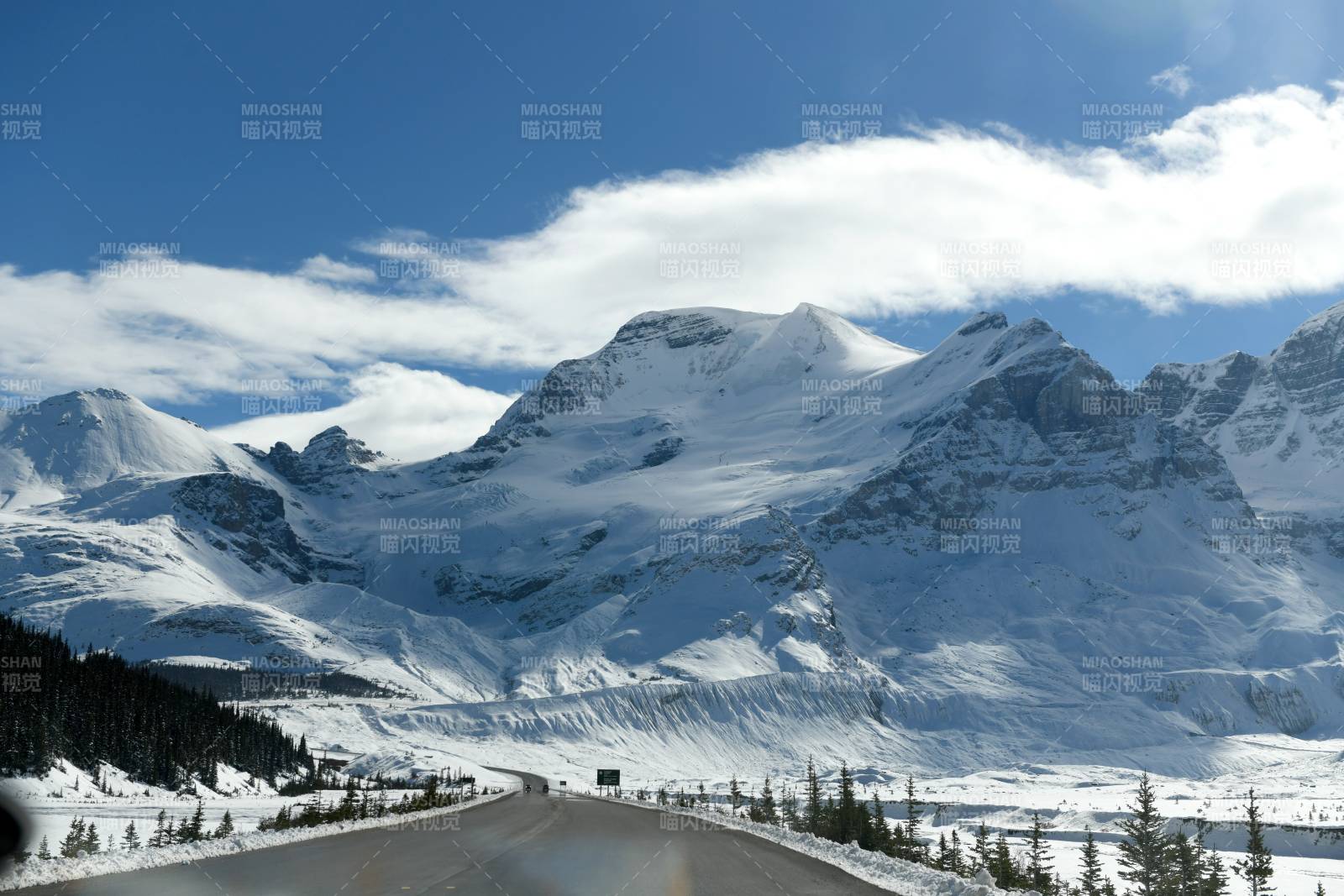 雪山公路风光无限好图片