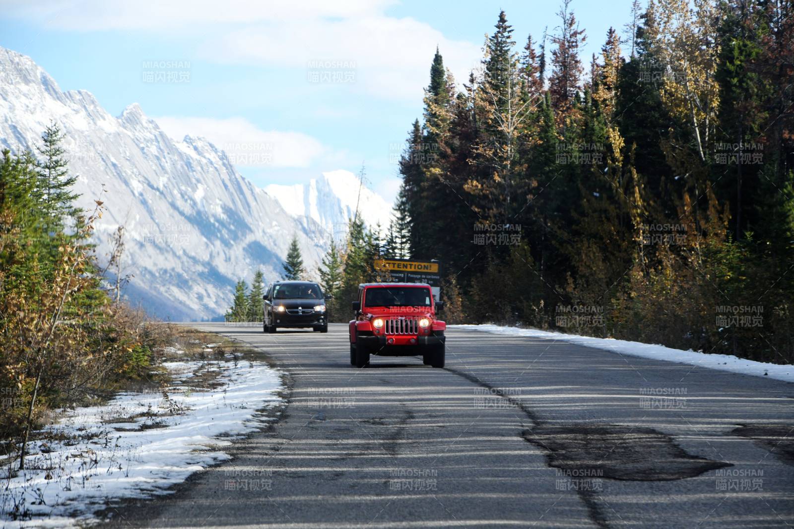加拿大雪山森林间的公路行旅图片