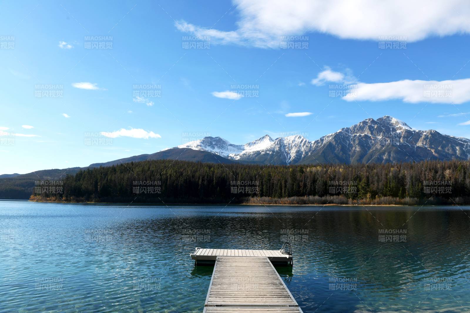 加拿大湖畔木桥 雪山倒影图片