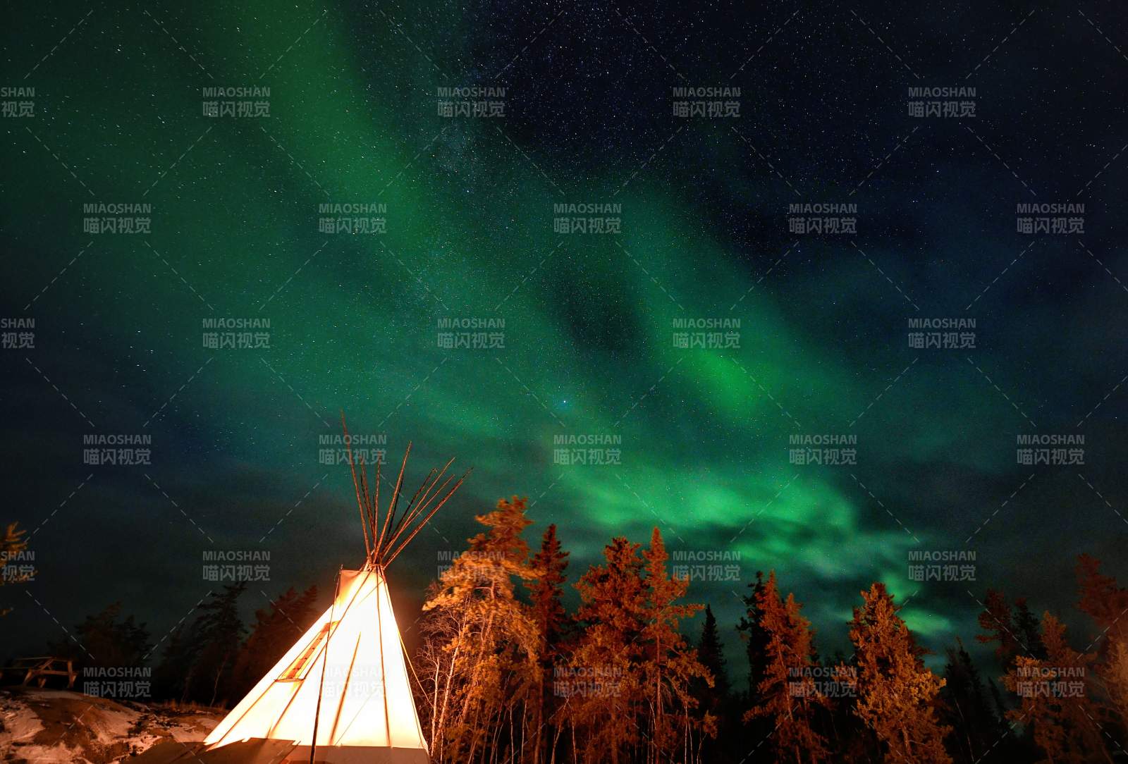 极光下的帐篷夜景图片