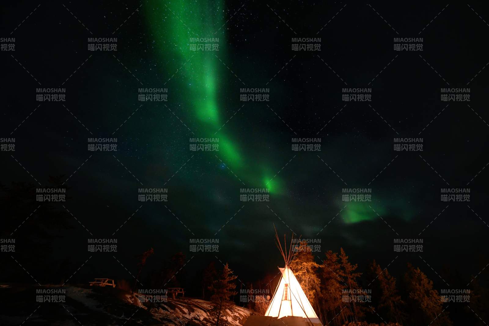 加拿大极光下的帐篷夜景图片