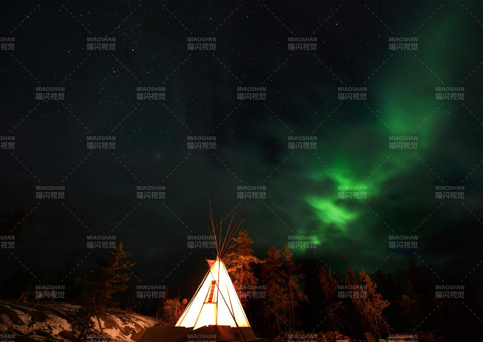 极光下的帐篷夜景图片